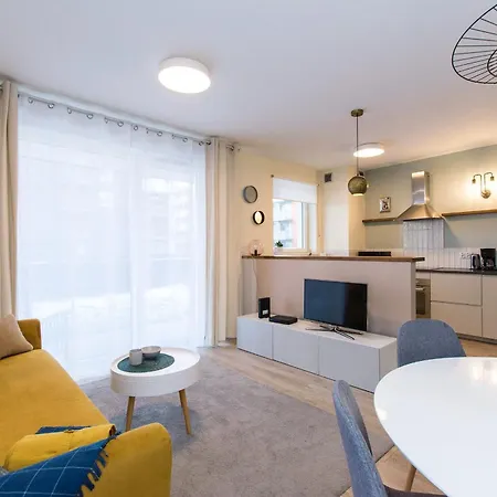 Center - Walowa I Popieluszki By Apartmore شقة